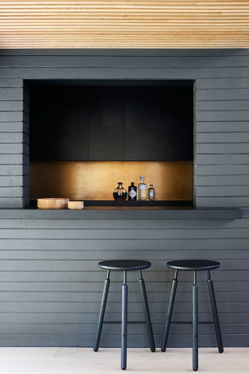 Идеи домашнего бара - этот современный черный домашний бар с металлическим акцентом создает ощущение роскоши. #HomeBar #ModernBar #BarDesign
