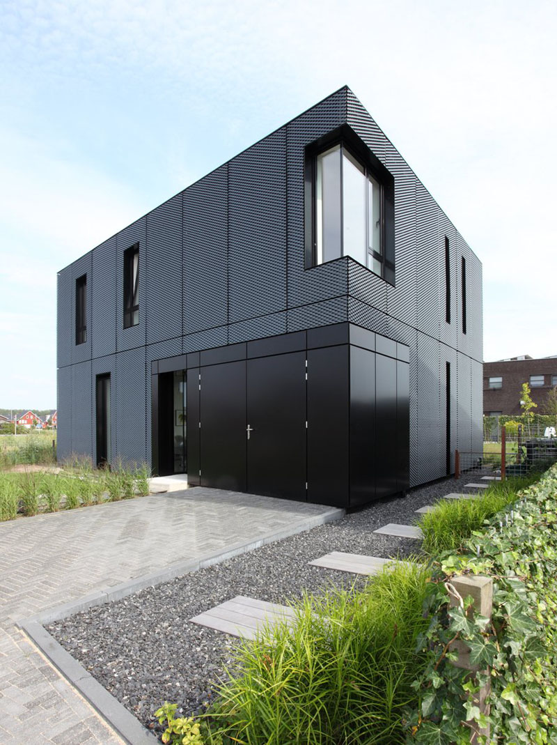 Черный металлический сайдинг снаружи этого дома придает кубическому дому еще более современный вид и контрастирует с окружающей его зеленью. #ModernBlackHouse #BlackHouse #BlackExterior #BlackArchitecture