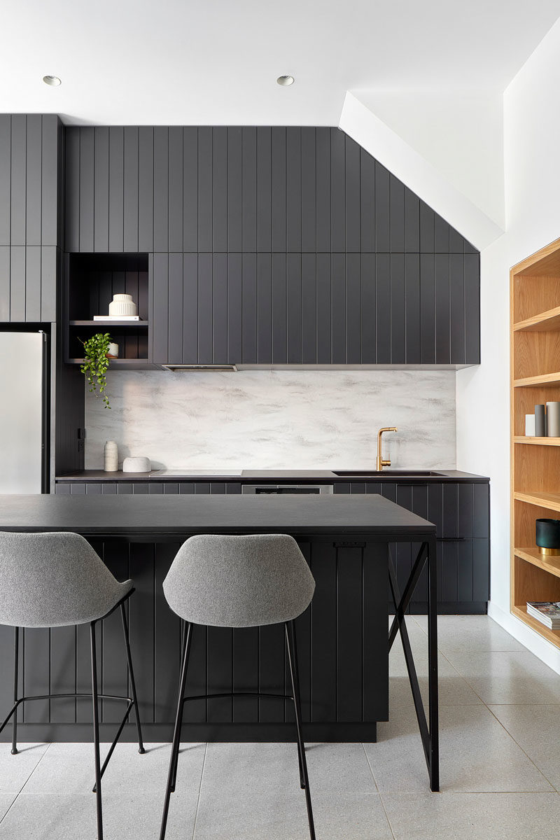 Идеи для кухни - матовые черные шкафы сочетаются с темными столешницами, создавая современную кухню, контрастирующую с белыми стенами. #BlackKitchen #KitchenIdeas #MatteBlackCabinets
