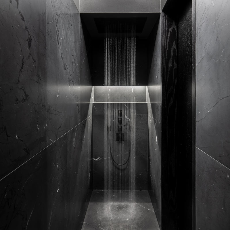 Идеи для ванных комнат - В этой современной черной ванной комнате тропический душ выделяется на небольшом пространстве. #BathroomIdeas #ShowerIdeas # BlackBathroom # ModernBathroom