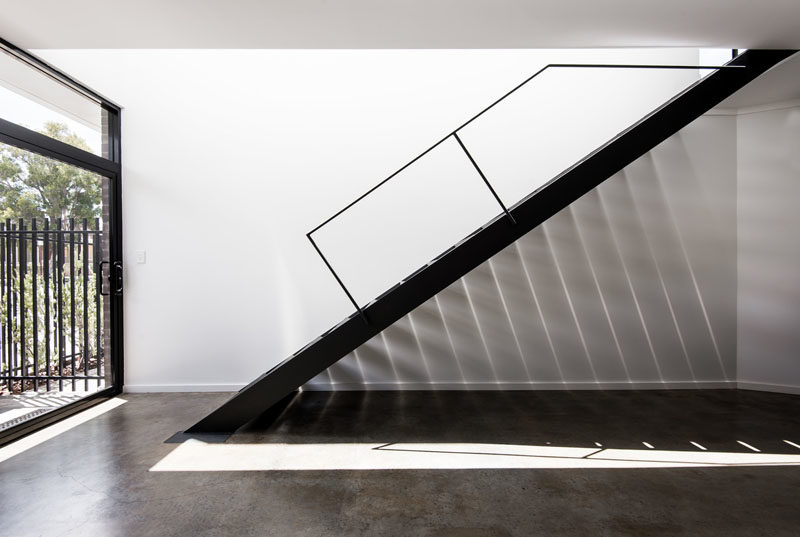 Идеи для лестницы - окно над этой лестницей позволяет свету создавать угловые тени на стене внизу. # Лестница #StairDesign