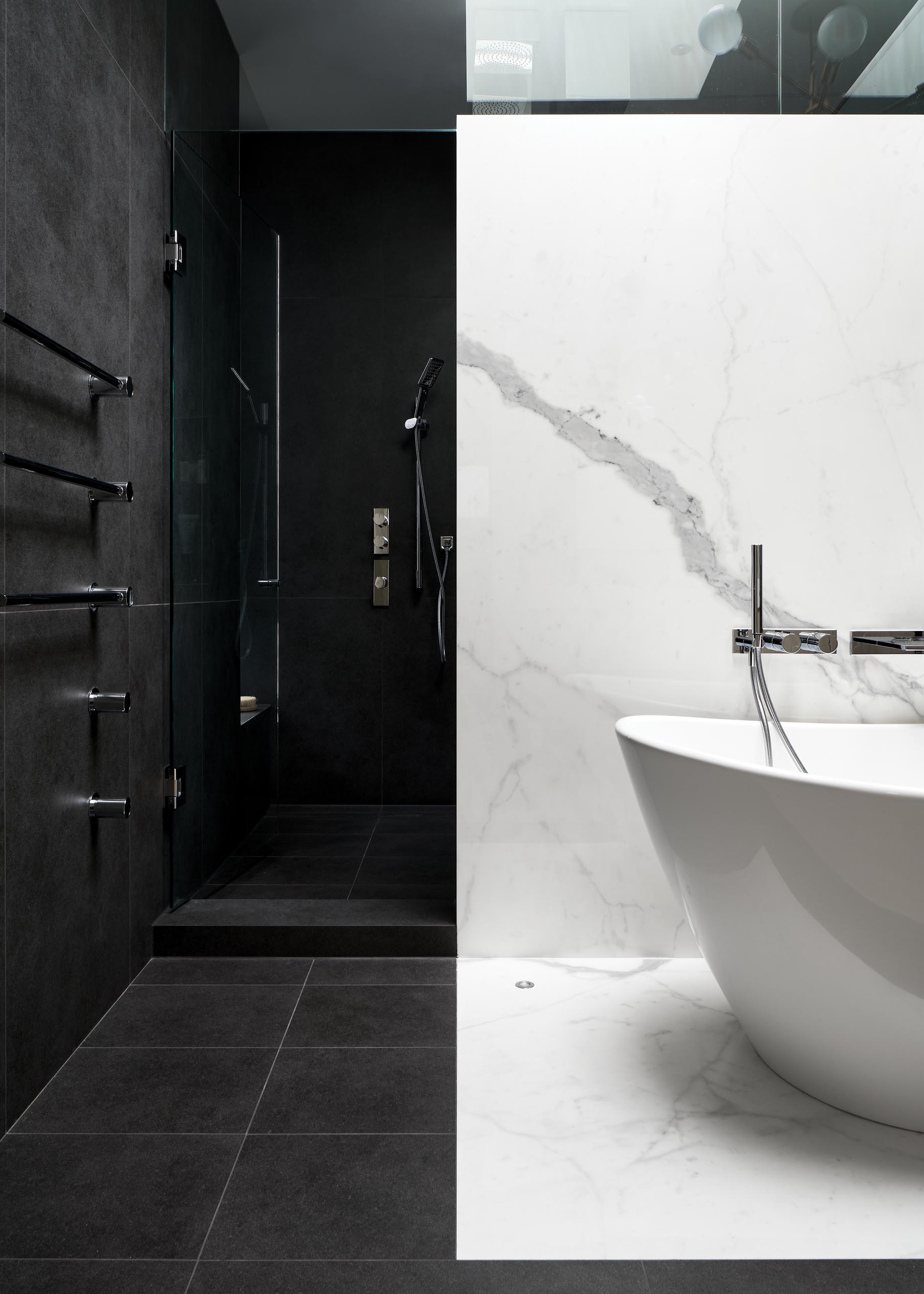 В этой современной ванной комнате белые и черные фарфоровые плиты сочетаются друг с другом, чтобы создать резкий контраст.