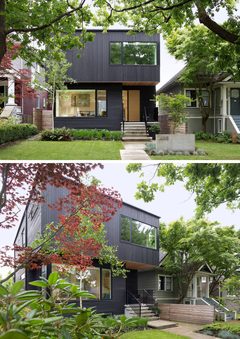Черный деревянный сайдинг покрывает экстерьер этого загородного современного семейного дома. #ModernBlackHouse #BlackHouse #BlackExterior #BlackArchitecture