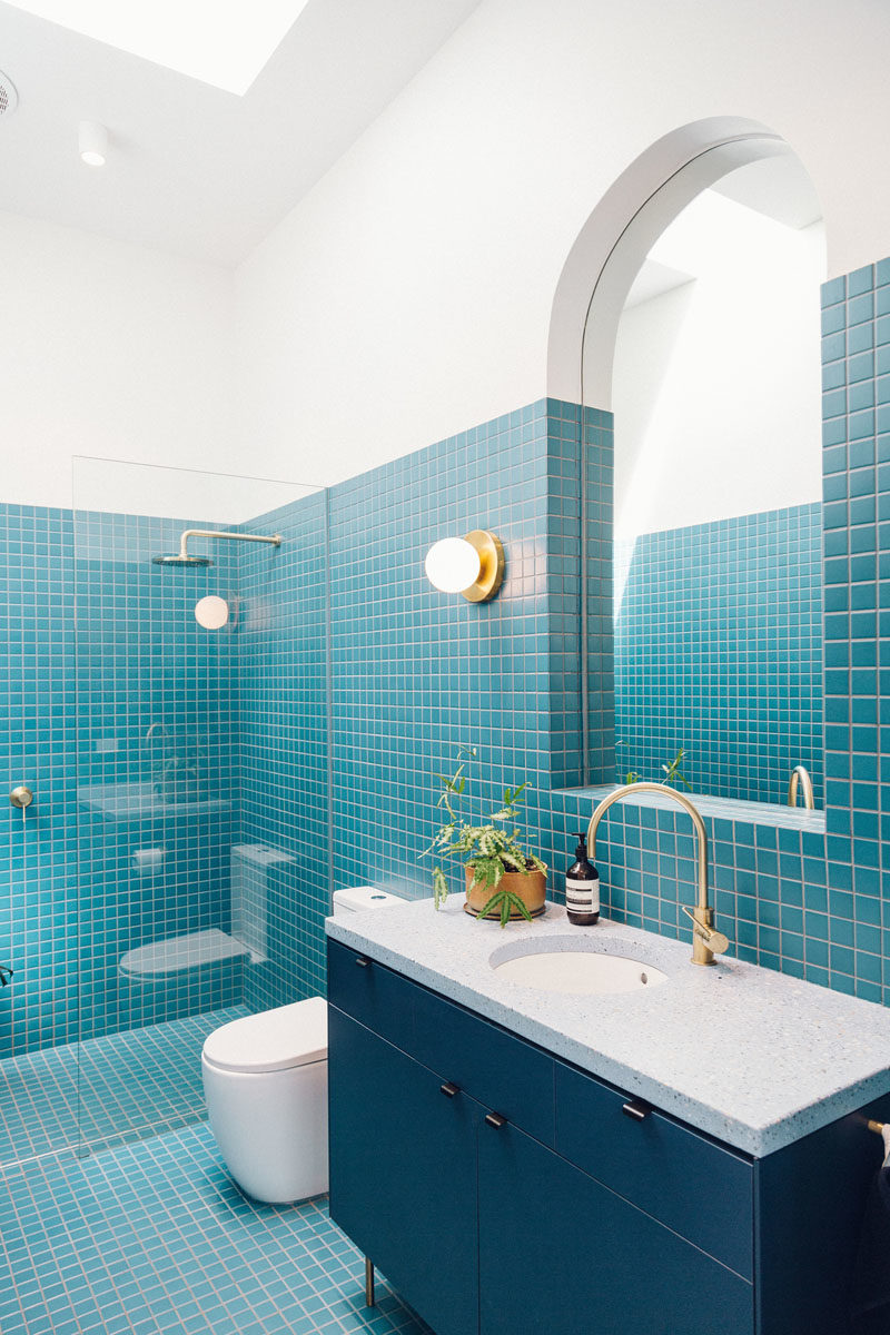 Идеи для ванных комнат - эта современная ванная комната с ярко-синей небольшой квадратной плиткой, потолочным окном и изогнутым зеркалом удовлетворяет просьбу владельцев дома о веселом, пышном, красочном и ярком интерьере. #BathroomIdeas #BathroomDesign # BlueBathroom