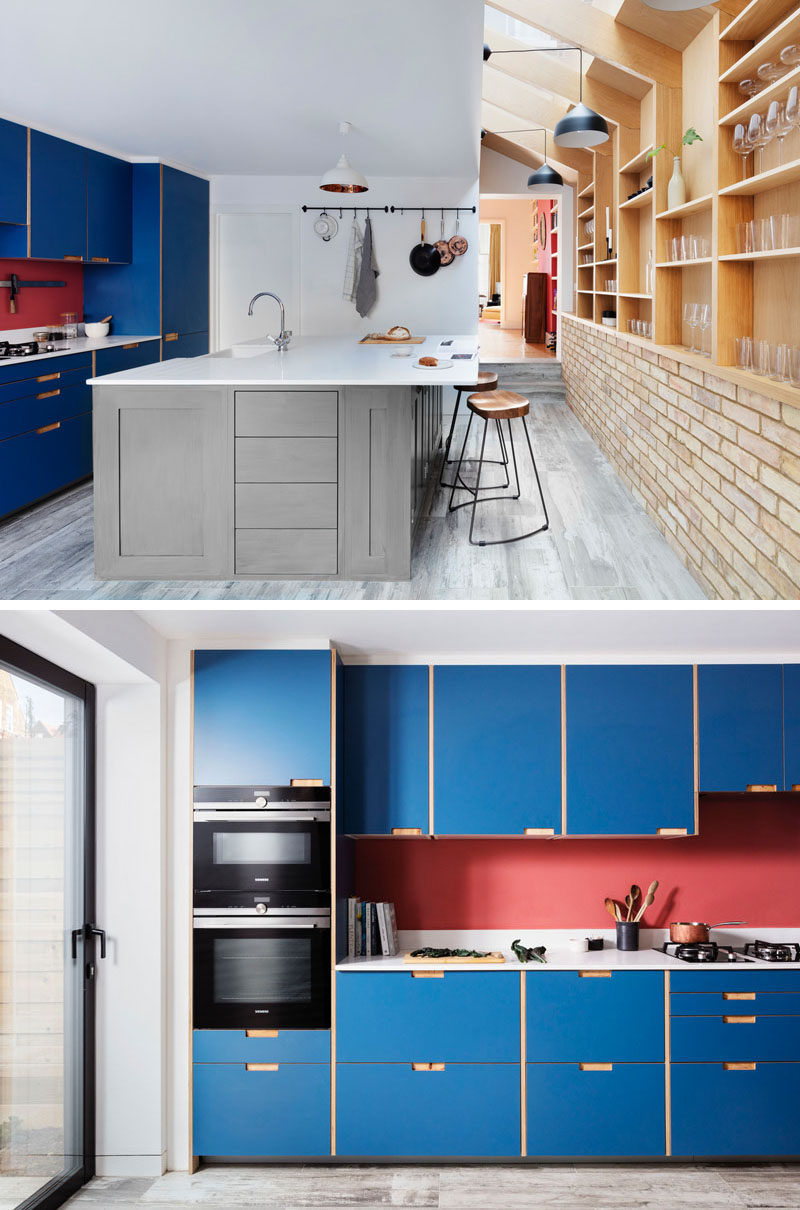  В этом отреставрированном доме есть модифицированная кухня IKEA, отделанная синими фанерными фасадами, сделанная на заказ дизайн кухонного острова с местом для сидения. За кухней добавлен новый гостевой санузел. #BlueKitchen #KitchenDesign #ModernKitchen 