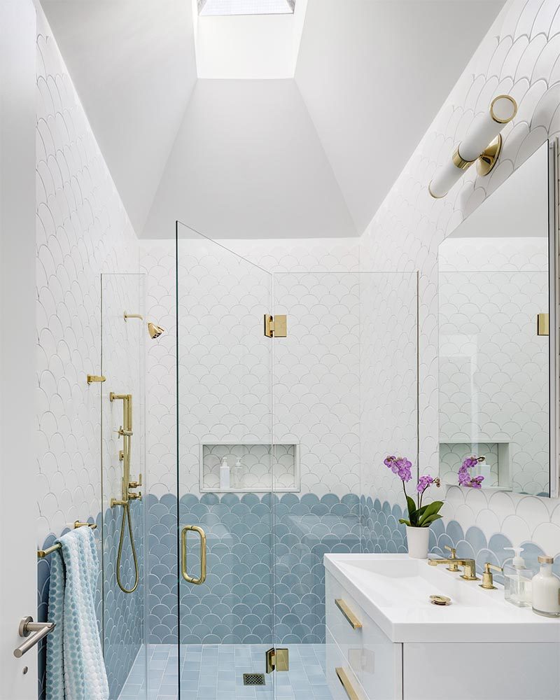 Дизайн этой современной ванной комнаты включает сводчатый потолок, который направляет взгляд к потолочному окну, делая пространство большим и открытым. # Современная ванная # Дизайн ванной # Сантехника # Сводчатый потолок