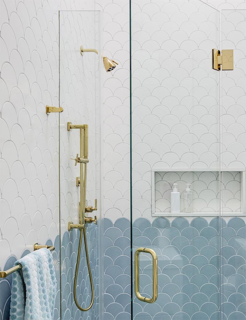 В этой современной ванной комнате есть золотая фурнитура, такая как полотенцесушитель, опоры, удерживающие стеклянную перегородку для душа, насадку для душа, краны и ручной душ. # СовременнаяВанная # Дизайн ванной # ЗолотоВаннаяАппаратура