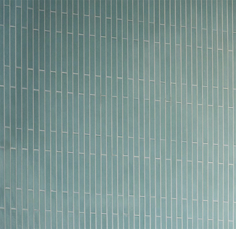 Тонкая голубая плитка покрывает стену, добавляя красочный акцент, а при вертикальной укладке она помогает добавить высоты современной ванной комнате. # Дизайн ванной # Голубая плитка # Современная
