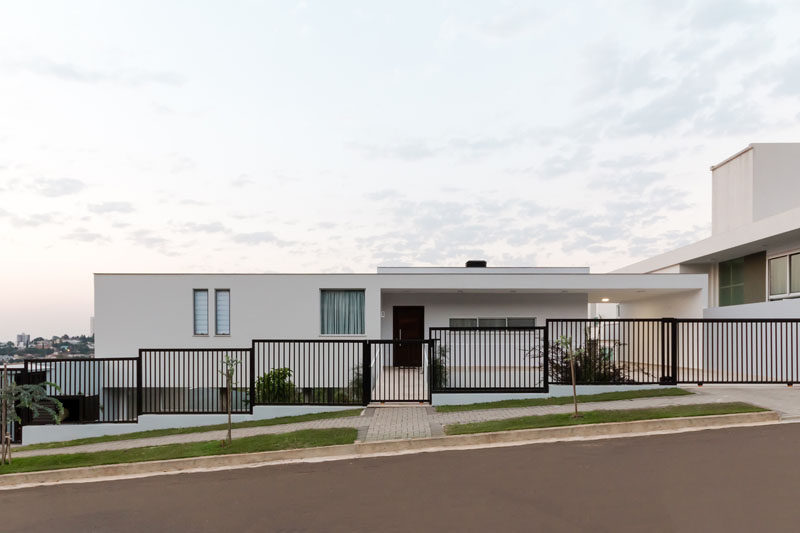  Барбара Беккер Atelier Arquitetura поделилась с нами современным белым домом, который недавно завершила в Пато-Бранку, город, расположенном в Бразилии 