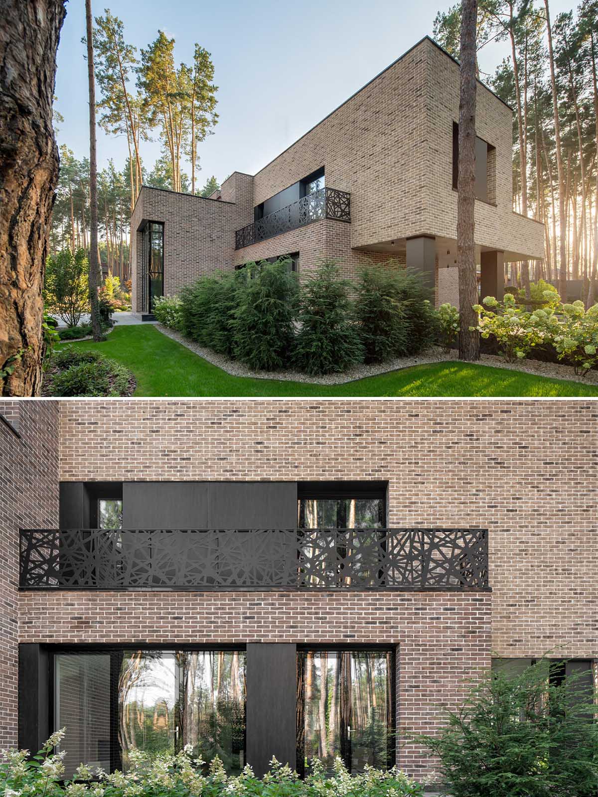 Коричневый кирпич этого дома дополняют и контрастируют черные стальные оконные рамы, панели и балконные перила.