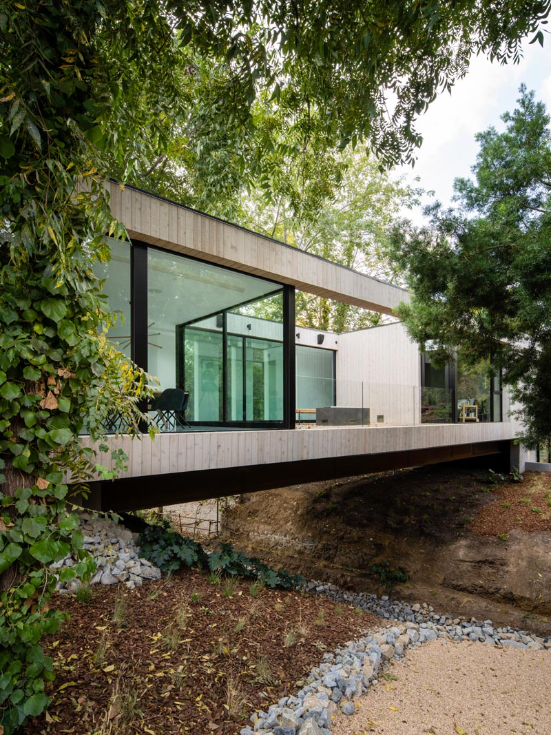 Этот современный дом носит название «Мостовой дом», так как он переброшен через небольшой ручей. #ModernArchitecture #ModernHouse
