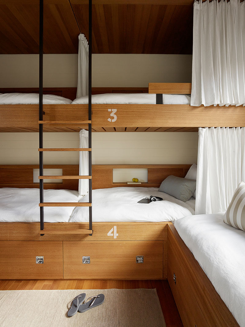 В этой современной спальне двухъярусные кровати были встроены в комнату, чтобы максимально увеличить количество доступных кроватей. # Двухъярусные кровати # Дизайн спальни