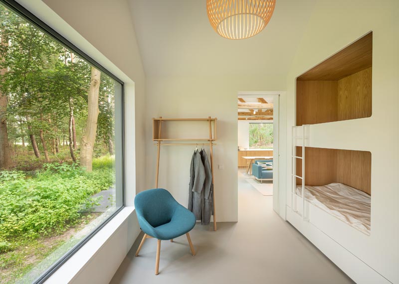 В этой современной детской спальне есть встроенные двухъярусные кровати с деревянной обшивкой и большое панорамное окно. # Двухъярусная кровать # Встроенная двухъярусная кровать # Детская комната # Детская комната # Окна