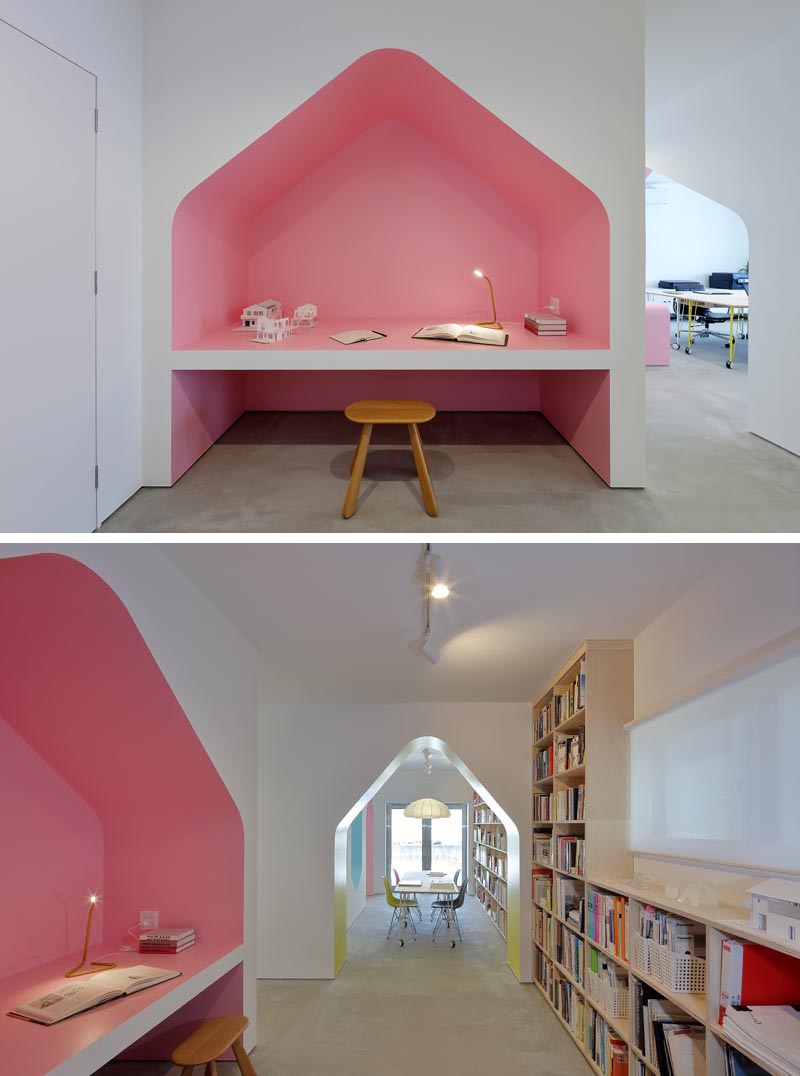 В этой современной дизайнерской студии есть письменный стол, встроенный в нишу, выкрашенную в розовый цвет. # Рабочий стол #BuiltInDesk #DeskIdeas #HomeOffice # Розовый