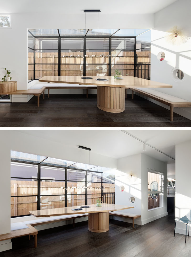 Идеи для столовой - в этом современном доме есть большой обеденный стол, изготовленный по индивидуальному заказу, со скамейкой по периметру, которая также повторяет линии окон в черной рамке. В конце обеденной зоны есть окно, через которое виден небольшой бассейн. # Столовая # СтоловаяИдеи # Окна #BuiltInBench #BuiltInSeating