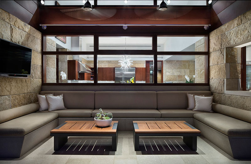 В этом современном доме есть открытая гостиная с креслами и окнами, из которых открывается вид на кухню внутри. #OutdoorLounge
