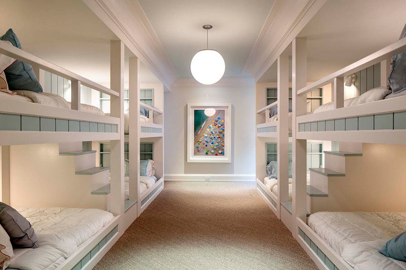 Идеи для спальни - В этой современной и большой спальне в комнату встроено несколько двухъярусных кроватей с лестницей, обеспечивающей легкий доступ к верхним койкам. #BunkBeds #BedroomIdeas #GuestRoom