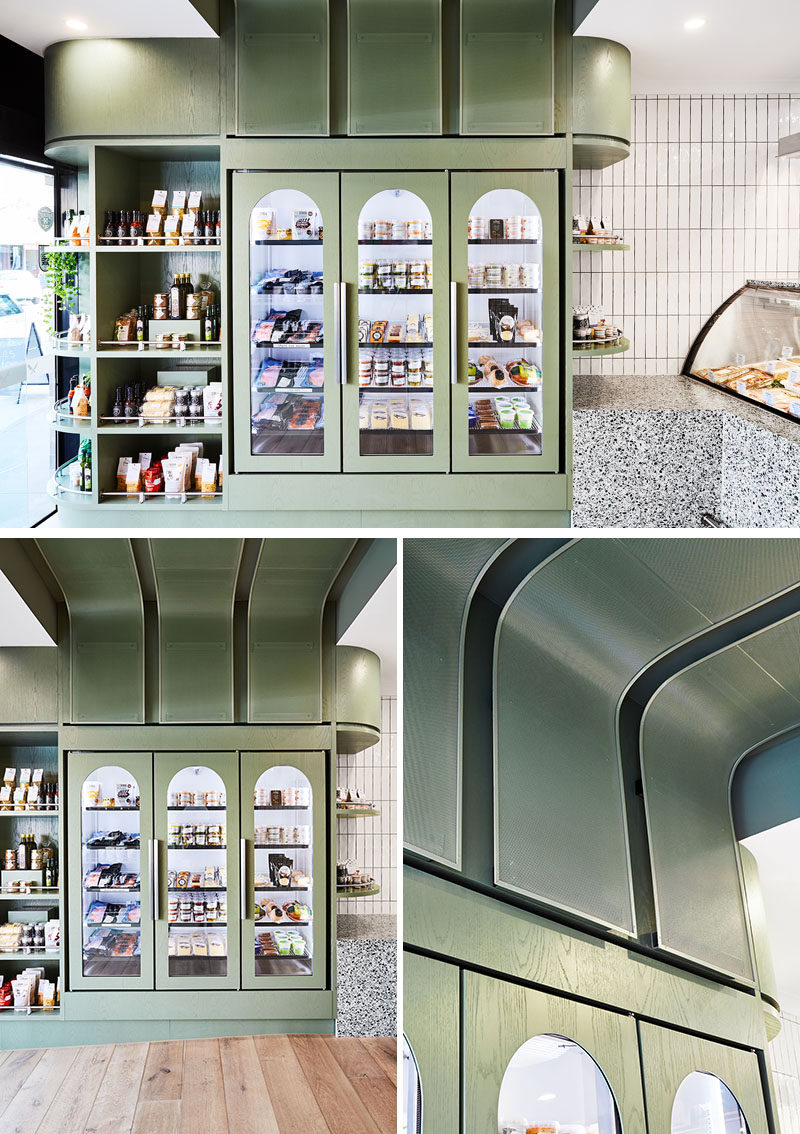  В этом современном мясном магазине есть холодильники с подсветкой, арочные детали, открытые стеллажи и изогнутые потолочные детали, которые переходят с одной стороны мясника вверх на потолок и вниз к противоположной стене. #ModernButcher #RetailDesign #RetailDisplay #InteriorDesign 