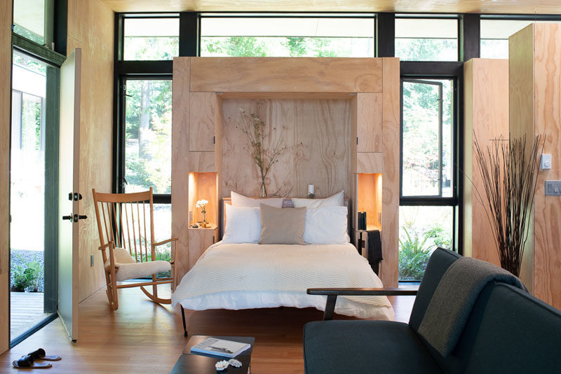 Идеи для спальни - эта встроенная кровать-мёрфи в кабине позволяет при необходимости превращать каюту в гибкую спальную зону. # МерфиКровать # Кабина # Современная спальня # Окна