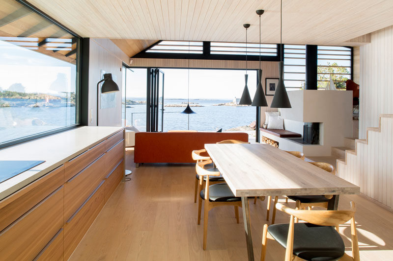 На этой современной кухне большое панорамное окно наполняет пространство естественным светом, обеденный стол расположен в помещении. #KitchenDesign # Windows