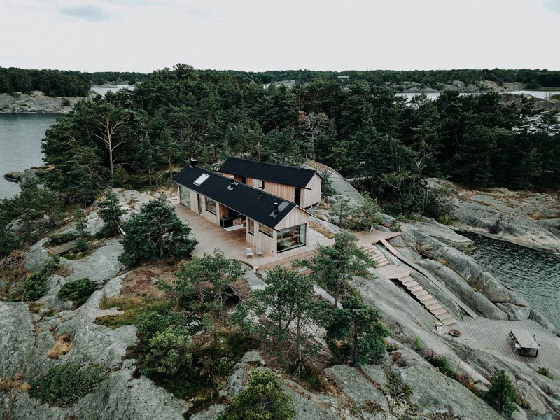 Алекси Хаутамяки и Милла Селкимяки из Bond Creative Agency недавно завершили строительство современного летнего домика, расположенного на Финском архипелаге. # Кабина # МодернКабина # МодернАрхитектура