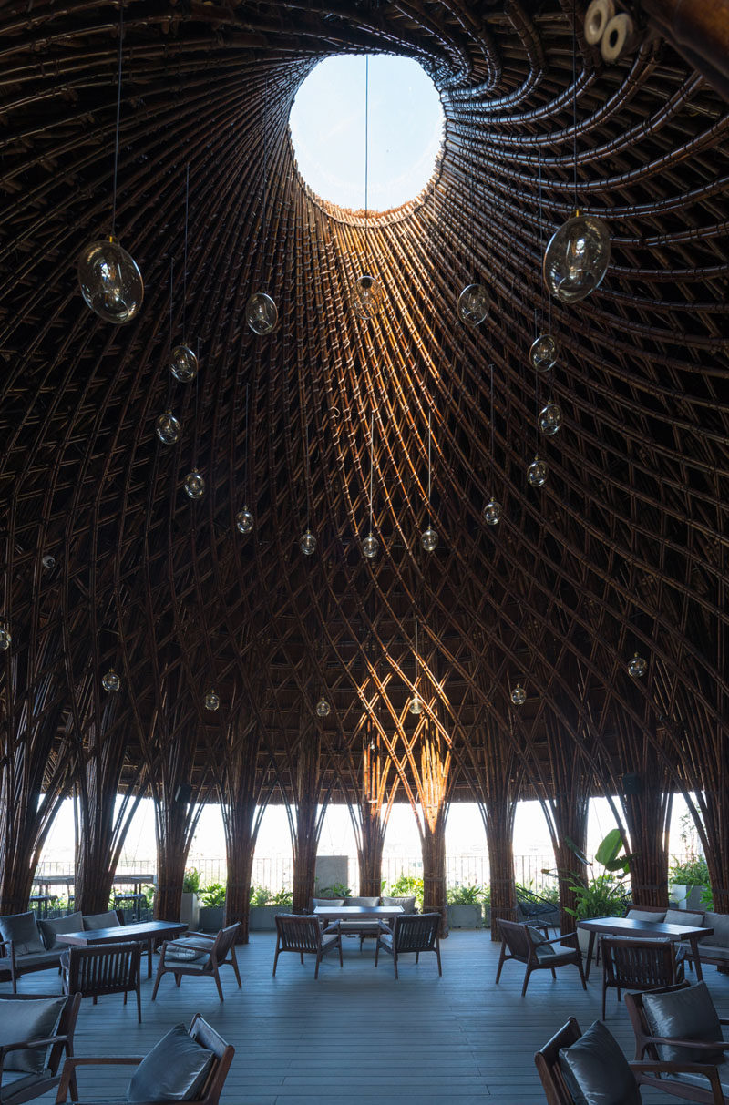 Vo Trong Nghia Architects спроектировали реконструкцию кафе, используя в качестве в качестве материала бамбук, чтобы создать впечатление пещеры. # Бамбук # Дизайн кафе # Дизайн интерьера # Архитектура 