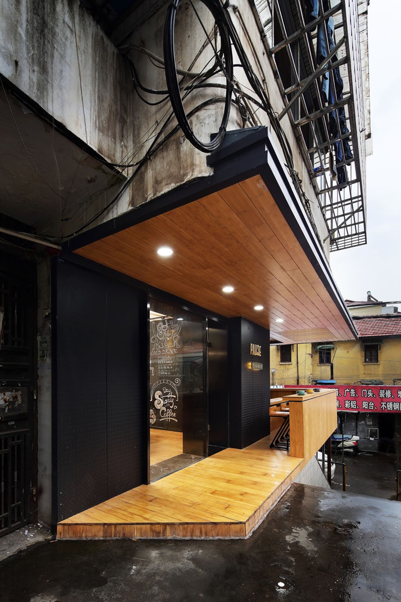 Эта современная кофейня, полная матовых черных и бамбуковых элементов, расположенных в жилом доме 1980-х годов в Китае. #CoffeeShop #Cafe #ModernCoffeeShop #RetailDesign #InteriorDesign # Архитектура