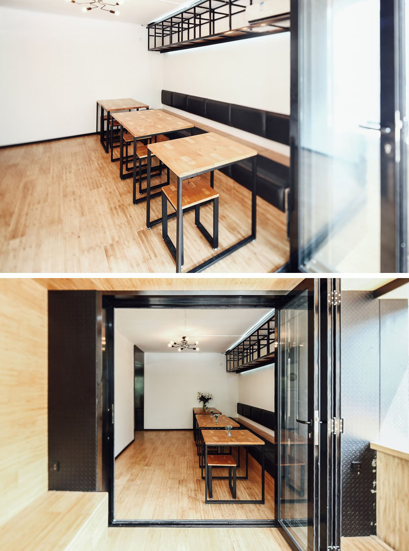  В этом современном за углом от бара находится непринужденная гостиная со встроенной скамейкой, проходящей вдоль стены и небольшими столиками с табуретами. #CoffeeShop #Cafe #ModernCoffeeShop #RetailDesign #InteriorDesign 