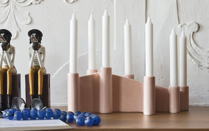 Украсьте свой дом 7 свечами, помещенными в один керамический подсвечник.