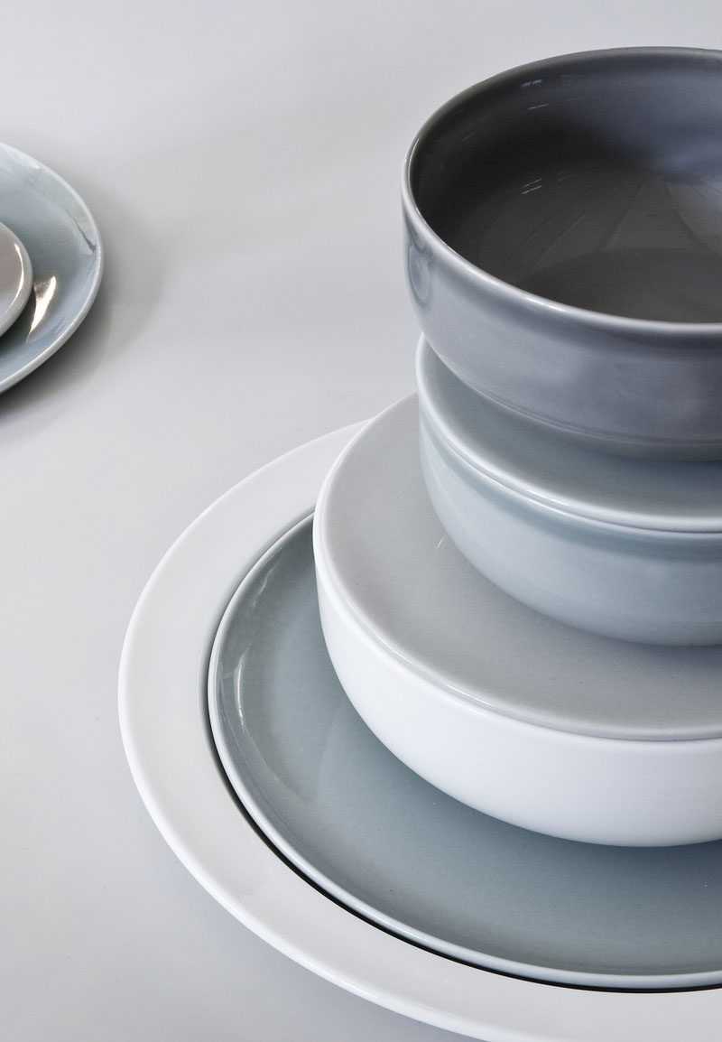 Керамические тарелки с глянцевой поверхностью в приглушенных тонах.