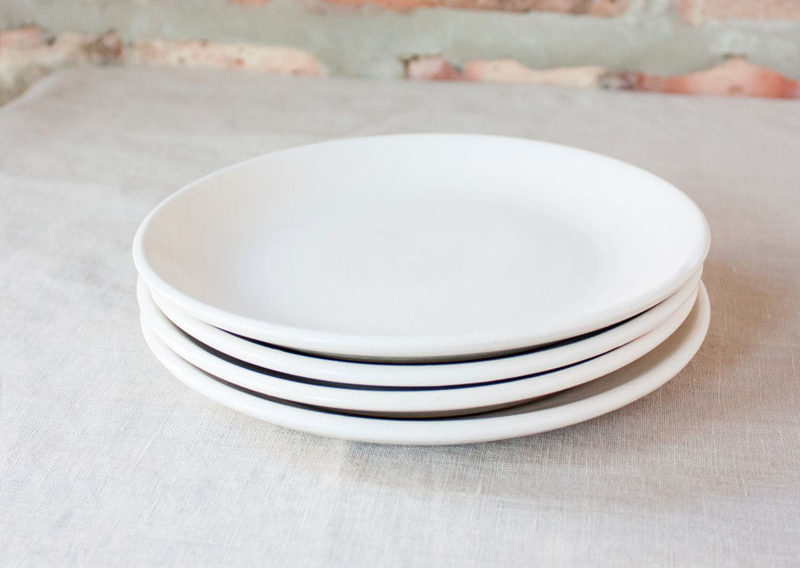 Очень простые белые керамические тарелки незаменимы на любой стильной кухне.