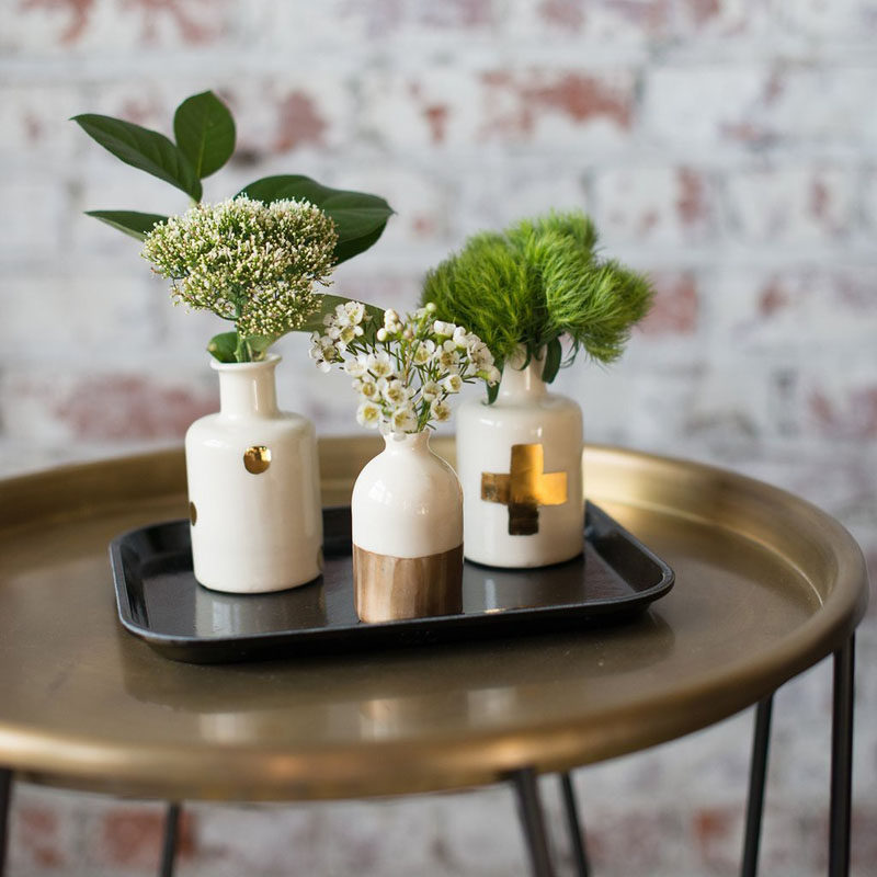 Маленькие вазы с бутонами, такие как эти бело-золотые, отлично подходят для демонстрации маленьких цветов.