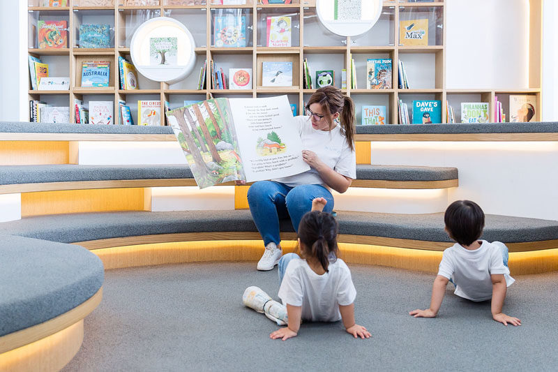 В этой современной библиотеке дети могут сидеть и читать как сами, так и со взрослыми. Многоуровневые кресла с мягкими подушками и скрытым освещением создают идеальное пространство для рассказов.