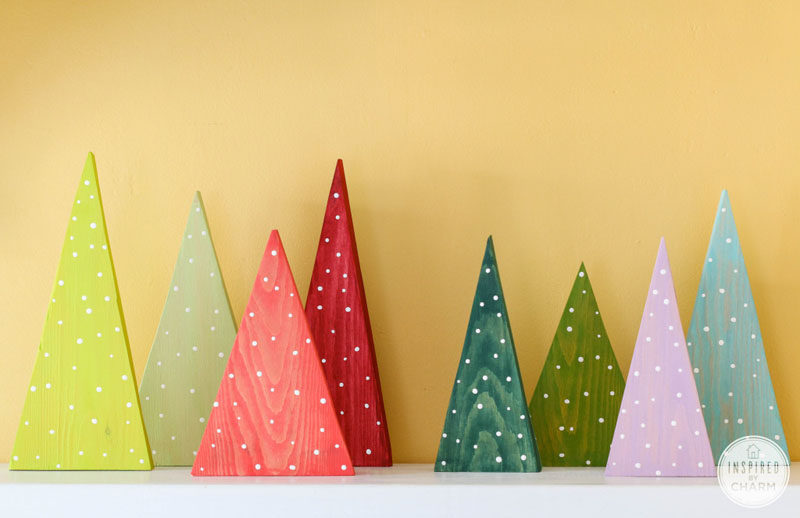 30 современных идей рождественского декора для вашего дома // Добавьте немного веселья к своей мантии с этими простыми красочными елками.