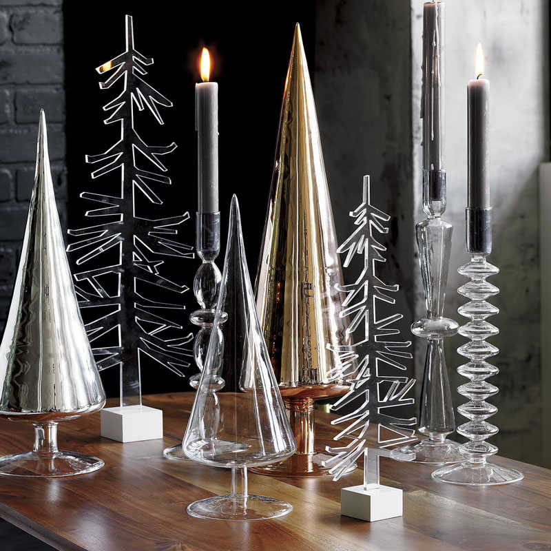30 современных идей рождественского декора для вашего дома // Стеклянные елки, расположенные на столе или мантии, создают современный лес прямо в вашем доме.