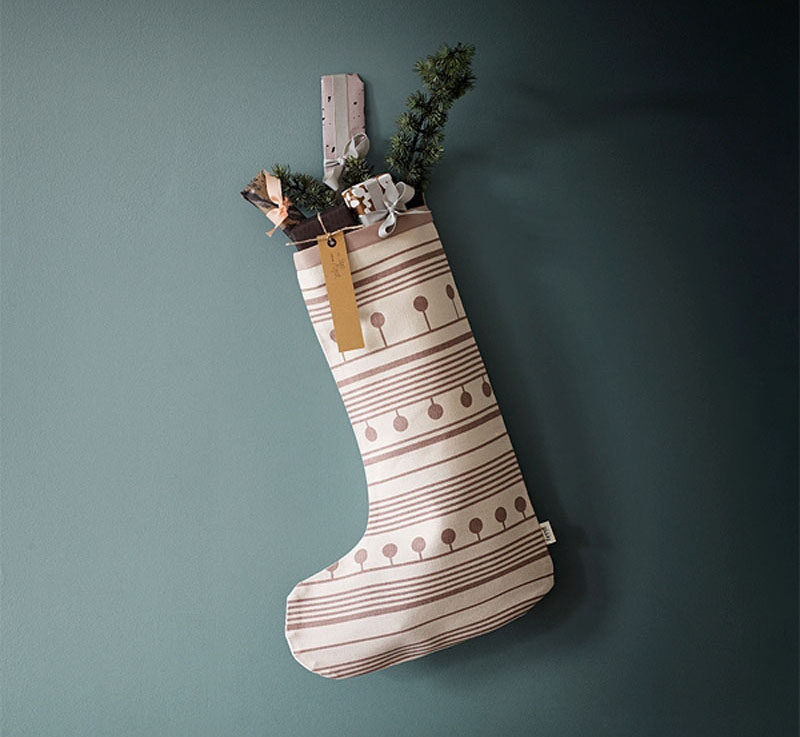 30 современных идей рождественского декора для вашего дома // Минималистичные чулки с простыми узорами в нейтральных тонах сохраняют мантию современной и праздничной.