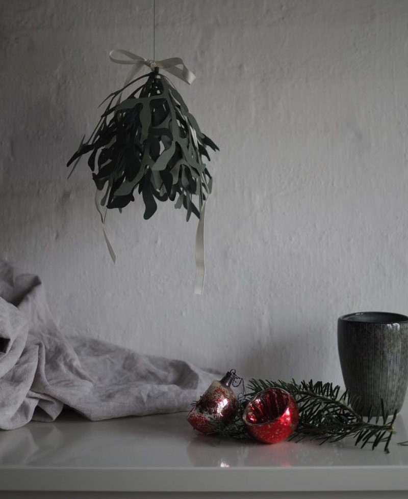 30 современных идей рождественского декора для вашего дома // Этот набор «сделай сам» сделает подвешивание омелы более стильным, чем когда-либо.