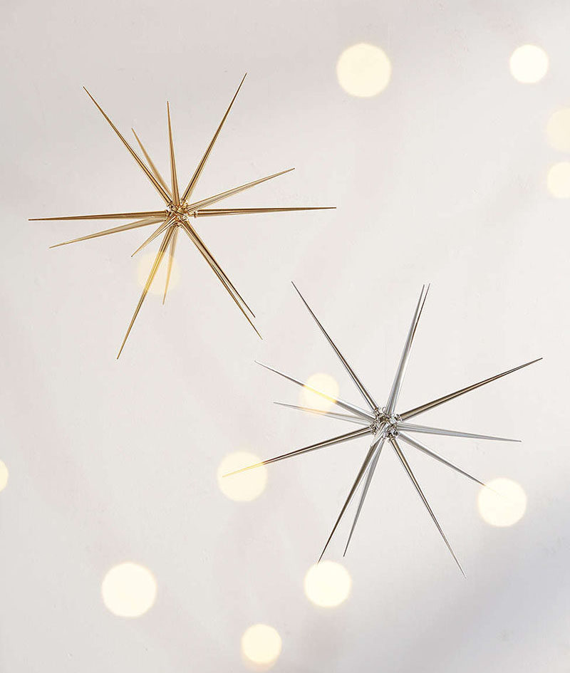 30 современных идей рождественского декора для вашего дома // Повесьте несколько этих серебряных и золотых звезд на окна, чтобы создать праздничную современную витрину.