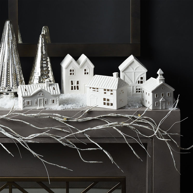 30 современных идей рождественского декора для вашего дома // Дома из белой матовой керамики создают простую обстановку, которая может быть окружена другими монохромными оттенками или может быть приправлена ​​праздничными цветами.