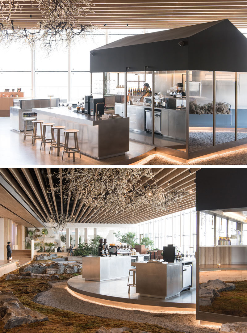 Небольшая открытая хижина с черной крышей и зеркальными стенками предоставляет персоналу место для приготовления еды и напитков в этом кафе открытой планировки. #CoffeeShop #Cafe #InteriorDesign # Архитектура
