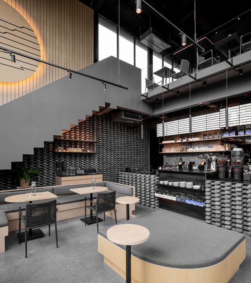 В этом современном кафе сразу бросаются в глаза высокие потолки, а для создания уютной атмосферы использовались элементы из дерева и серого цвета. #CoffeeShop #CafeDesign #RetailDesign #InteriorDesign