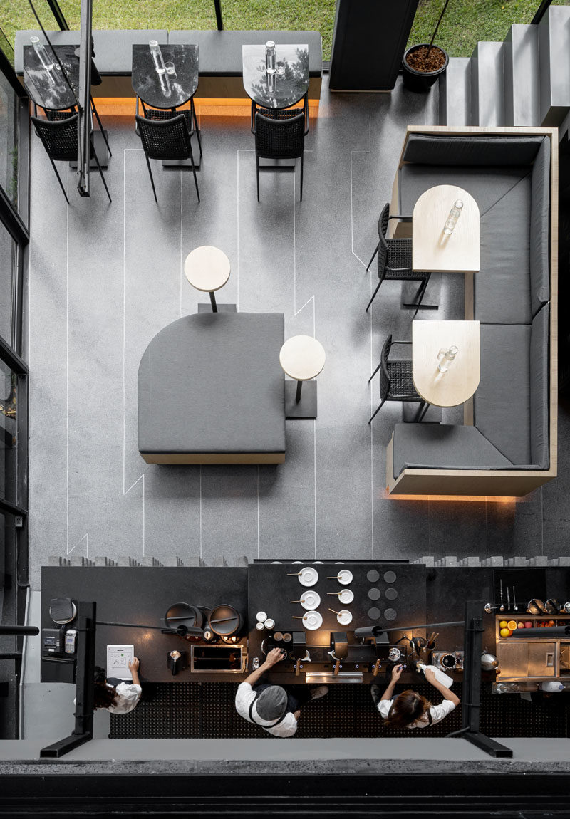 На первом этаже этой современной кофейни находится сервис-бар, где натуральный дуб с закругленными краями дополнен светло-серыми подушками и банкетками. #CoffeeShop #ModernCafe #CoffeeShopDesign #InteriorDesign
