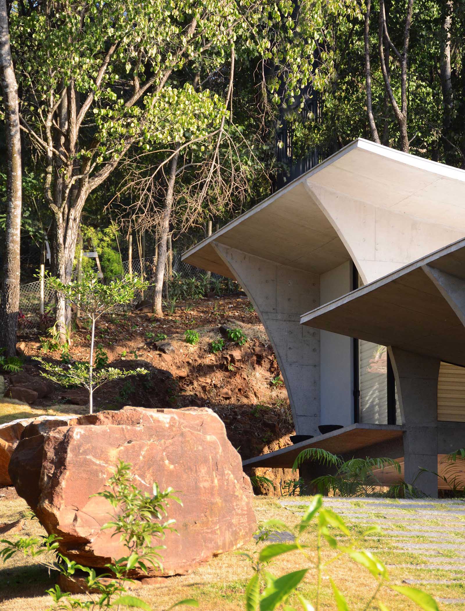 Современный бетонный дом в Бразилии.