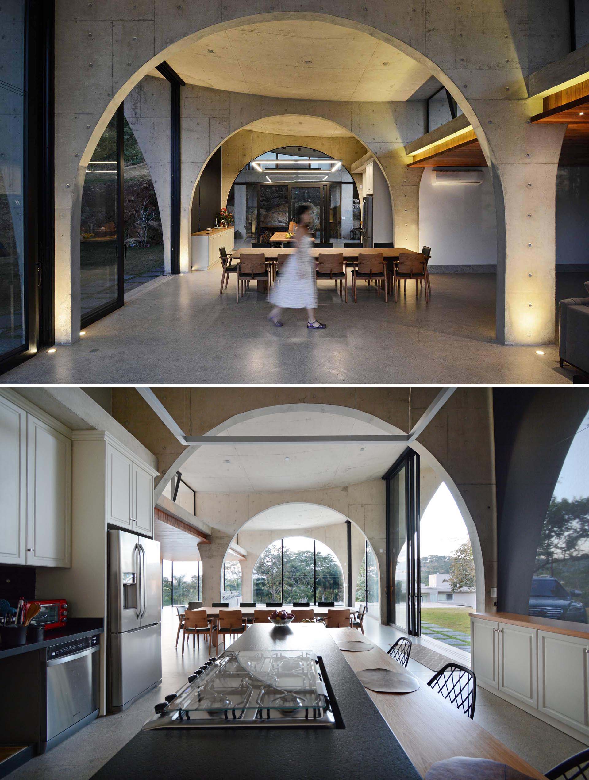 Бетонные арки - ключ к созданию ощущения пространства и высоты во всем этом современном доме.