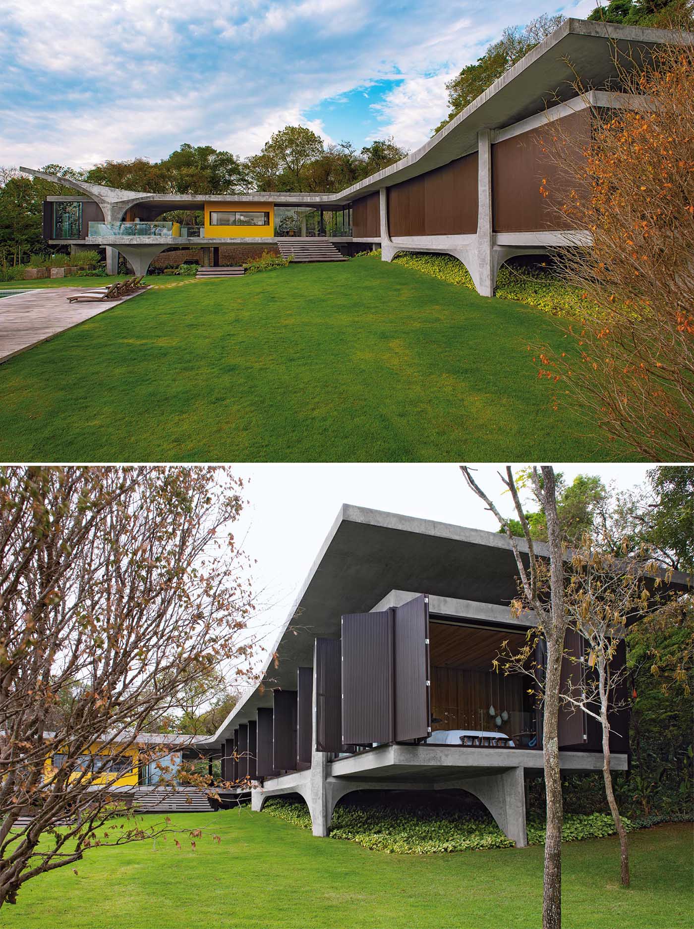 Дизайн этого современного бетонного дома позволяет форме выглядеть так, как будто она парит над ландшафтом, а колонны добавляют скульптурный элемент.