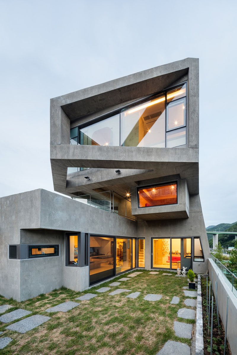 13 Экстерьеры современных домов из бетона | Для отделки экстерьера этого дома использовался гладкий бетон, который освещается теплым светом, проникающим через окна.
