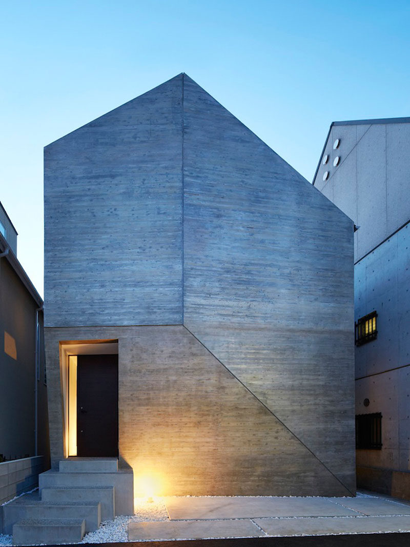 13 Экстерьеры современных домов из бетона | То, как бетон был соединен на фасаде этого дома, придает ему геометрический вид, который прерывается только вырезом для двери.