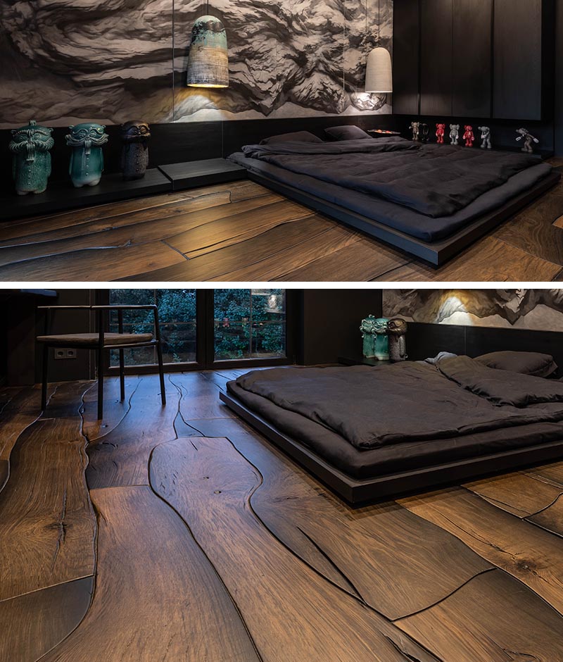 В этой современной и эффектной спальне, вдохновленной японской философией ваби-саби, которая находит красоту и гармонию в несовершенствах, есть низкая кровать в стиле татами, которая расположена на темном деревянном полу и выглядит как соединенные вместе кусочки головоломки. # СовременныйСпальня # Деревянные полы # Дизайн интерьера # Дизайн спальни # Настенная роспись