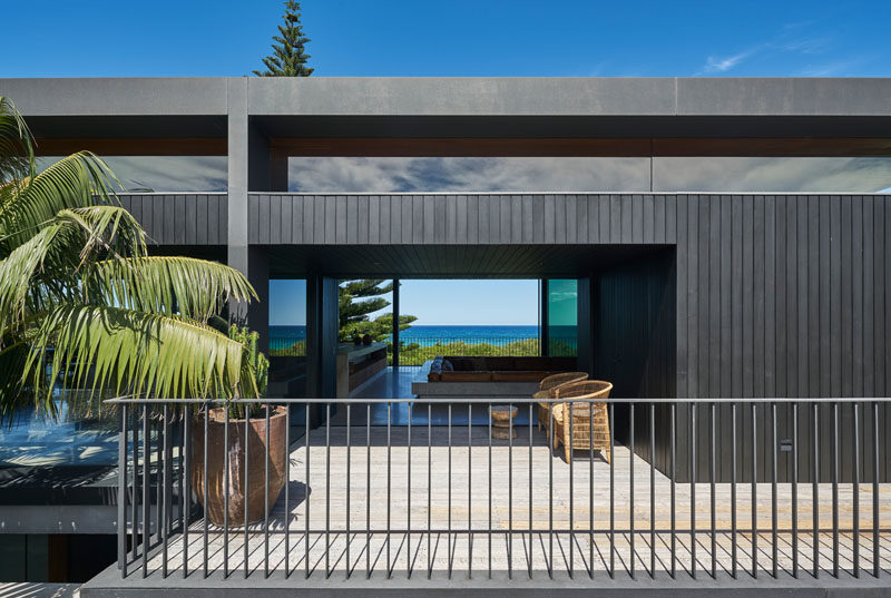  Большие раздвижные стеклянные двери, создающие воздушный поток в этом современном доме на берегу моря. #ModernHouse # Архитектура 