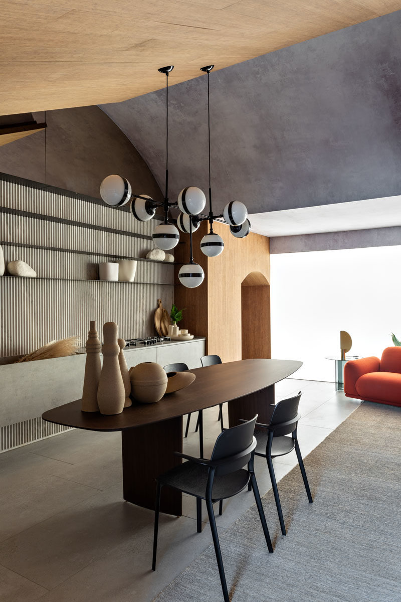 Идеи для столовой - большой деревянный обеденный стол от MisuraEmme расположен под большой люстрой от итальянской группы дизайна ангаров. #DiningRoom #DiningRoomIdeas